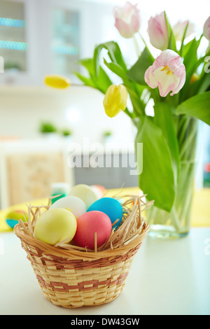Stillleben mit Ostereier und Blumen Stockfoto