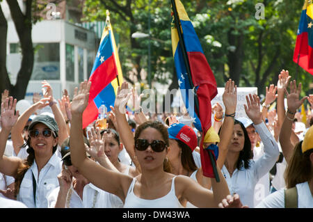 Caracas, Venezuela. 26. Februar 2014. Frauen der Opposition nehmen Teil an einer Demonstration in Caracas, Venezuela, am 26. Februar 2014. Bildnachweis: Cristian Hernandez/Xinhua/Alamy Live-Nachrichten Stockfoto