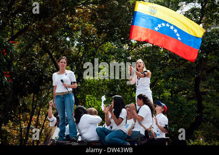 Caracas, Venezuela. 26. Februar 2014. Abgeordnete Maria Corina Machado (L) und Lilian Tintori (R) nehmen Teil an einer Demonstration der Opposition in Caracas, Venezuela, am 26. Februar 2014. Bildnachweis: Cristian Hernandez/Xinhua/Alamy Live-Nachrichten Stockfoto