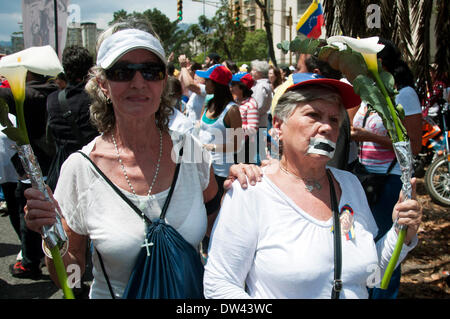 Caracas, Venezuela. 26. Februar 2014. Frauen der Opposition nehmen Teil an einer Demonstration in Caracas, Venezuela, am 26. Februar 2014. Bildnachweis: Cristian Hernandez/Xinhua/Alamy Live-Nachrichten Stockfoto