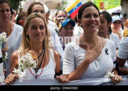 Caracas, Venezuela. 26. Februar 2014. Deputies Maria Corina Machado (R) und Lilian Tintori (L) nehmen Teil an einer Demonstration der Opposition in Caracas, Venezuela, am 26. Februar 2014. Bildnachweis: Cristian Hernandez/Xinhua/Alamy Live-Nachrichten Stockfoto