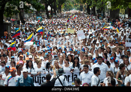 Caracas, Venezuela. 26. Februar 2014. Frauen der Opposition nehmen Teil an einer Demonstration in Caracas, Venezuela, am 26. Februar 2014. Bildnachweis: Cristian Hernandez/Xinhua/Alamy Live-Nachrichten Stockfoto