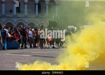 Rio De Janeiro, Brasilien. 26. Februar 2014. Mobs gehandelt und "Polizisten"mit konfrontieren Aufstandpolizei während eines Bohrers in Rio De Janeiro, Brasilien, 26. Februar 2014 zeigen. Ein Anti-Gewalt-Bohrer wurde durch die Militärpolizei hier am Mittwoch zur Vorbereitung der kommenden Karneval und die WM-Endrunde 2014 durchgeführt. © Xu Zijian/Xinhua/Alamy Live-Nachrichten Stockfoto