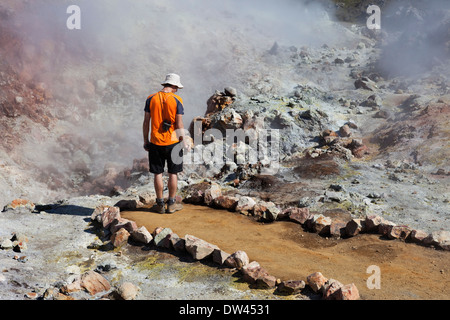 Walker auf dem Laugavegur-Wanderweg Prüfung ein aktives geothermische Gebiet an den Hängen des Vulkan Brennisteinsalda Island Stockfoto