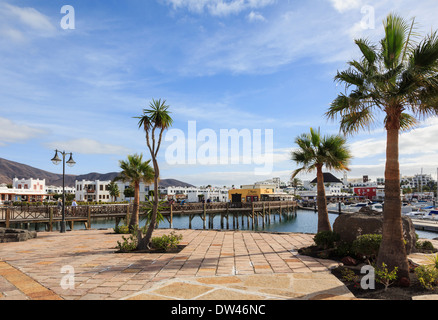 Strandpromenade im Urlaubsort an der Küste von Marina Rubicon, Playa Blanca, Lanzarote, Kanarische Inseln, Spanien Stockfoto