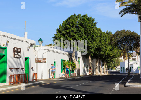 Tapas-Bar in einer ruhigen Straße in Plaza de Los Remedios, Yaiza, Lanzarote, Kanarische Inseln, Spanien, Europa. Stockfoto