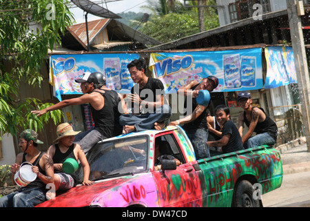 Eine Gruppe von jungen Männern und jungen in einem LKW auf einer Stadtstraße während einer laotischen Neujahrsfest in Luang Prabang, Laos Reiten. Stockfoto