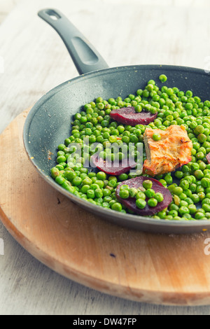 Seitan mit Erbsen und rote Beete für veganes Essen Stockfoto