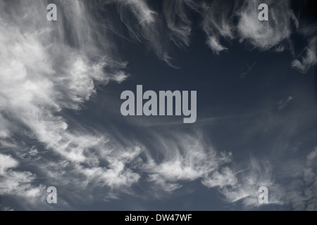 Kontrastreich blau bewölktem Himmel fotografiert während des Tages Stockfoto