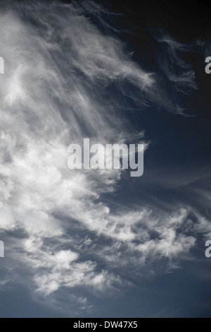 Kontrastreich blau bewölktem Himmel fotografiert während des Tages Stockfoto