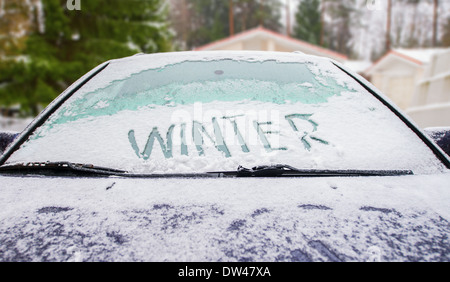 Winter im Schnee auf Schnee bedeckten Windschutzscheibe Auto geschrieben Stockfoto