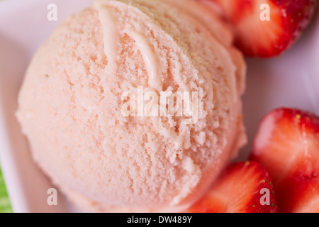 Erdbeer Eis von oben mit frischen Erdbeeren auf der Seite Stockfoto