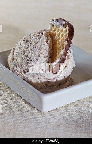 Eine Kugel hausgemachte Schokolade Marshmellow Eis in eine Schüssel geben Stockfoto