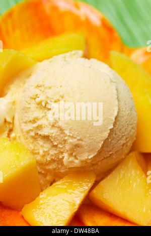 Kugel hausgemachtes Mango-Eis mit frischen mangos Stockfoto