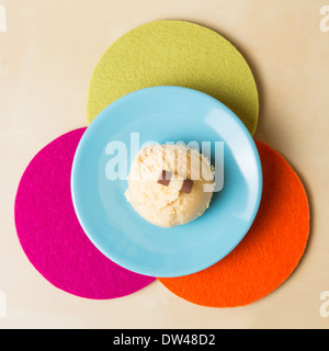Eine Kugel Eis frisch hausgemachte Apfel von oben auf bunte Dekoration Stockfoto