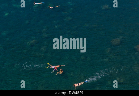 Luftaufnahme des erholsamen Bucht mit zwei Katamarane und Schnorchler schwimmen die Korallenriffe der Honolua an Lipoa Punkt in Maui Hawaii Stockfoto