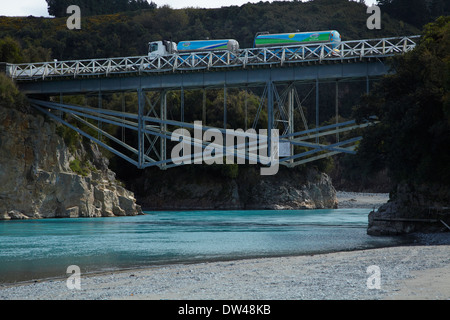 Fonterra Milch Tanker überqueren Rakaia River, Canterbury, Südinsel, Neuseeland Stockfoto