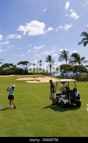 Golf schöne Chinesin im exklusiven schöne Wailea Emerald Kurs spielen Stockfoto