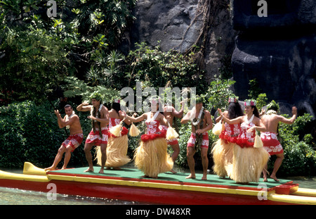 Native Aktivität in Tropic Hawaii mit traditionellen Tourismus und Hula-Röcke und Tänzern in polynesischen Kunstzentrum auf Oahu Stockfoto