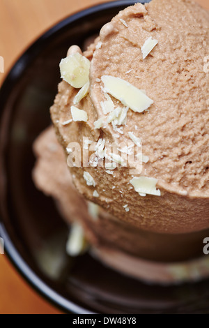 Kugel hausgemachtes Mokka-Eis mit weißer Schokolade Stockfoto