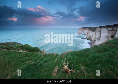 stürmischer Sonnenaufgang über Klippen im Atlantischen Ozean, Etretat, Frankreich Stockfoto