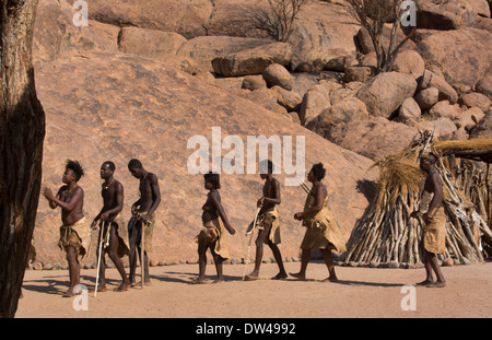 Namibia Afrika Damara Stamm traditionelle Leben im Damaraland in tanzende Stamm Damara Living Museum Stockfoto