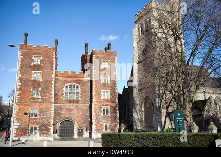 Mortons Turm Teil des Lambeth Palace links neben der Kirche St Mary in Lambeth in London UK Stockfoto