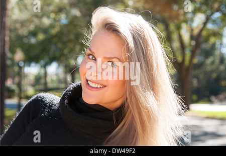 Testimonial der junge attraktive 50-jährige Frau lächelnd im Freien noch schöner noch im mittleren Alter Stockfoto