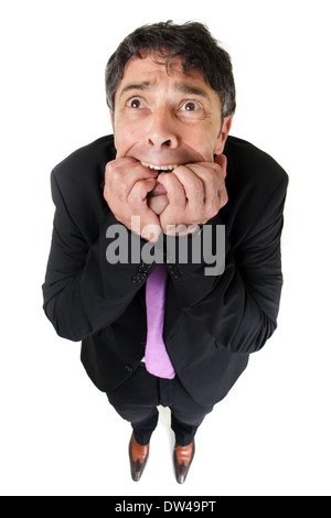 Geschäftsmann auf der ständigen Suche Angst ängstlich mit seinen Händen in den Mund und einen Hilfesuchenden Ausdruck, humorvolle hohen Winkel Stockfoto