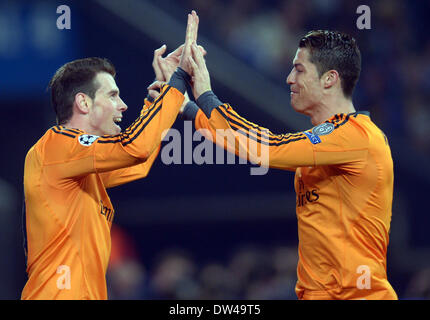 Gelsenkirchen, Deutschland. 26. Februar 2014. Madrids Gareth Bale (L) 0-2 mit Cristiano Ronaldo während der Champions League Runde 16 Spiel zwischen FC Schalke 04 und Real Madrid im Stadion Gelsenkirchen in Gelsenkirchen, Deutschland, 26. Februar 2014 feiern. Foto: FEDERICO GAMBARINI/Dpa/Alamy Live News Stockfoto