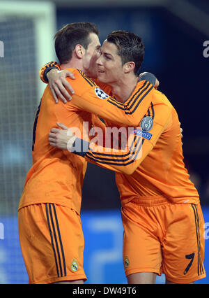 Gelsenkirchen, Deutschland. 26. Februar 2014. Madrids Gareth Bale (L) 0-2 mit Cristiano Ronaldo während der Champions League Runde 16 Spiel zwischen FC Schalke 04 und Real Madrid im Stadion Gelsenkirchen in Gelsenkirchen, Deutschland, 26. Februar 2014 feiern. Foto: FEDERICO GAMBARINI/Dpa/Alamy Live News Stockfoto