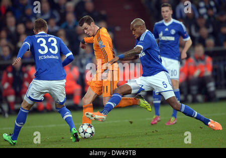 Gelsenkirchen, Deutschland. 26. Februar 2014. Madrids Gareth Bale (C) punktet ein 0: 2 Tor vorbei an Felipe Santana (R) und Roman Neustädter (L) während der Champions League Schalke rund sechzehn Spiel zwischen FC Schalke 04 und Real Madrid im Stadion Gelsenkirchen in Gelsenkirchen, Deutschland, 26. Februar 2014. Foto: FEDERICO GAMBARINI/Dpa/Alamy Live News Stockfoto