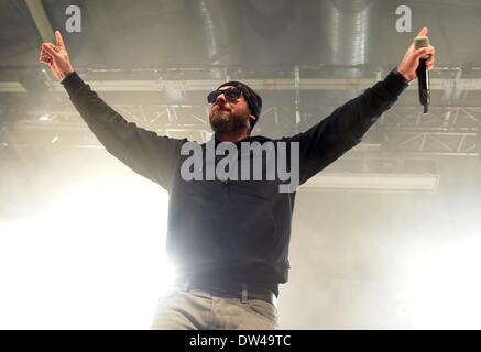 Berlin, Deutschland. 26. Februar 2014. Deutscher Rapper Sido auf der Bühne die ausverkaufte führt, Konzerthalle Columbiahalle in Berlin, Deutschland, 26. Februar 2014. Foto: Britta Pedersen/Dpa/Alamy Live News Stockfoto