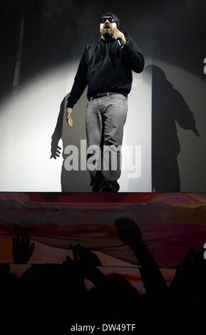 Berlin, Deutschland. 26. Februar 2014. Deutscher Rapper Sido auf der Bühne die ausverkaufte führt, Konzerthalle Columbiahalle in Berlin, Deutschland, 26. Februar 2014. Foto: Britta Pedersen/Dpa/Alamy Live News Stockfoto