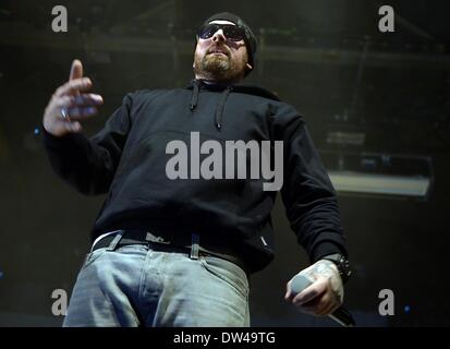 Berlin, Deutschland. 26. Februar 2014. Deutscher Rapper Sido auf der Bühne die ausverkaufte führt, Konzerthalle Columbiahalle in Berlin, Deutschland, 26. Februar 2014. Foto: Britta Pedersen/Dpa/Alamy Live News Stockfoto