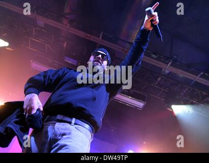 Berlin, Deutschland. 26. Februar 2014. Deutscher Rapper Sido auf der Bühne die ausverkaufte führt, Konzerthalle Columbiahalle in Berlin, Deutschland, 26. Februar 2014. Foto: Britta Pedersen/Dpa/Alamy Live News Stockfoto