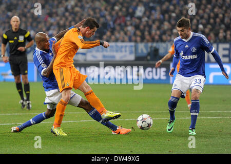 Gelsenkirchen, Deutschland. 26. Februar 2014. Madrids Gareth Bale (C) punktet das 0-2 Tor vorbei an Schalke ist Felipe Santana (2 L) und Roman Neustaedter (R) wetteifert um den Ball mit Schalke Max Meyer während der Champions League von sechzehn Spiel zwischen FC Schalke 04 und Real Madrid im Stadion Gelsenkirchen in Gelsenkirchen, Deutschland, 26. Februar 2014. Foto: Marius Becker/Dpa/Alamy Live News Stockfoto