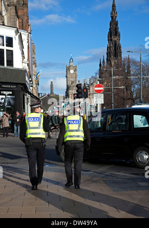 Polizisten Princes Street Edinburgh Schottland UK Stockfoto