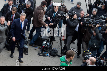 Hannover, Deutschland. 27. Februar 2014. Der ehemalige deutsche Bundespräsident Christian Wulff kommt an das Landgericht Hannover, 27. Februar 2014. Zwei Jahre nach seinem Rücktritt wurde der ehemalige Präsident der Ladungen der Vorteile des Gerichts zu akzeptieren gelöscht. Foto: JULIAN STRATENSCHULTE/Dpa/Alamy Live News Stockfoto