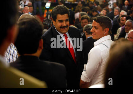 Caracas, Venezuela. 26. Februar 2014. Venezuelas President Nicolas Maduro (C) grüßt Anhänger vor der Konferenz für Frieden im Miraflores Palast in Caracas, Venezuela, am 26. Februar 2014. Maduro schlug während der nationalen Konferenz für den Frieden der Bolivarianischen Verfassung respektieren, die Beseitigung der gewalttätigen Punkte und Verteidigung des Landes von Interventionismus, laut Lokalpresse. Bildnachweis: Prensa Presidencial/AVN/Xinhua/Alamy Live-Nachrichten Stockfoto