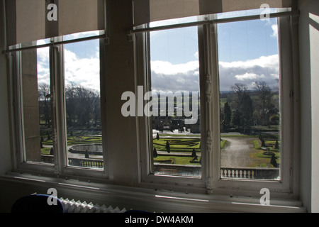 Panoramafenster an einem sonnigen Wintertag im Bowes Museum, Barnard Castle, County Durham Stockfoto