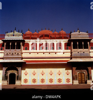 Rosenbogen und grünes Tor in Pitam Niwas Chowk im Stadtpalast in rosa Stadt Jaipur Rajasthan in Indien in Südasien. Architekturgebäude Kunst Stockfoto