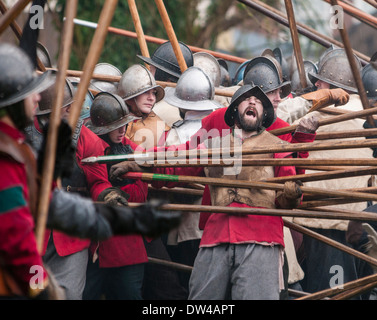 Mitglieder des Sealed Knot während der Re-Inszenierung der Schlacht von Nantwich (Cheshire) auf "Holly heiligen Tag", Januar 2014. Stockfoto