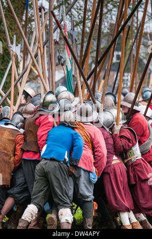 Mitglieder des Sealed Knot während der Re-Inszenierung der Schlacht von Nantwich (Cheshire) auf "Holly heiligen Tag", Januar 2014. Stockfoto