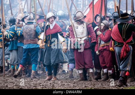 Mitglieder des Sealed Knot während der Re-Inszenierung der Schlacht von Nantwich (Cheshire) auf "Holly heiligen Tag", Januar 2014. Stockfoto