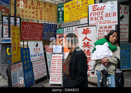 Straßenecke mit chinesischen Werbeschilder, Chinatown, Lower East Side in New York City, USA. Stadtteil Chinatown Stockfoto