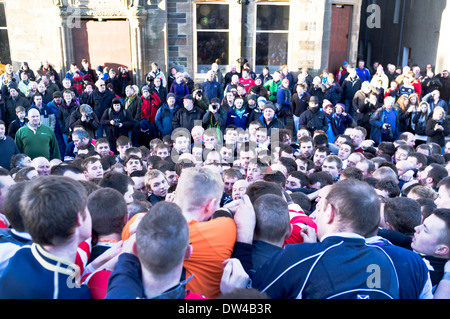 dh Ba Spiel KIRKWALL ORKNEY Pack von Ba Spieler Scrum New Years Day Ba Stockfoto