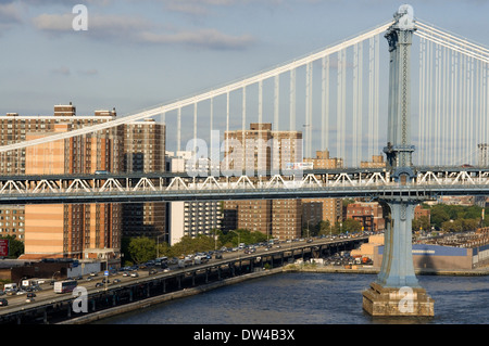 Manhattan Bridge. Die Manhattan Bridge (Englisch: Manhattan Bridge) ist eine Hängebrücke, die den East River überquert. Stockfoto