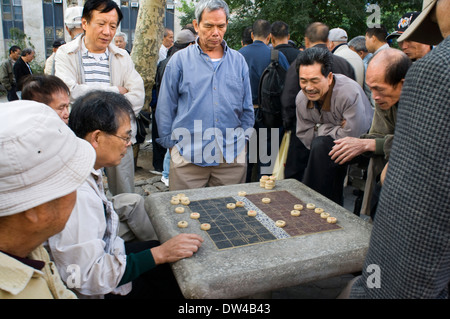 Chinesische Männer spielen Mahjong aka Mah Jongg Columbus Park Chinatown New York City unteren Ostseite. Columbus Park (Mulberry St) Stockfoto