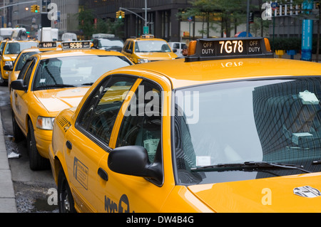 Gelben Taxis in der Umgebung von Hafen und Civic Center, New York City, New York, Vereinigte Staaten von Amerika, Nordamerika. Stockfoto